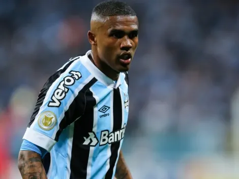 Dirigente do Grêmio vai a publico e manda recado aos clubes interessados em Douglas Costa