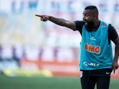 Coelho dispara contra gestão de base no Corinthians e revela 'quase dispensa' de titular