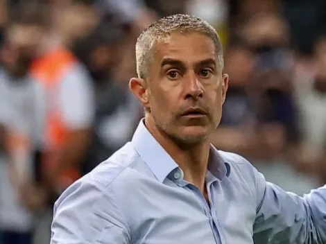 Narrador defende permanência de Sylvinho no Timão: “A torcida é ingrata”