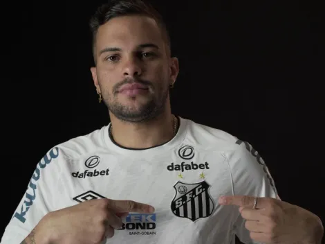 Auro é anunciado pelo Santos, mas revela que terá que esperar para estrear com o Peixe