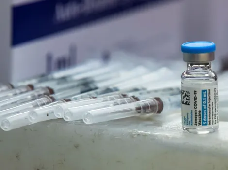 Após recomendação de órgão, França suspende uso da Janssen para quase toda população; autoridades se preocupam com estudos preliminares