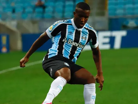 “Chute potente”: Roger Machado compara Elias a antigo camisa 9 do Grêmio
