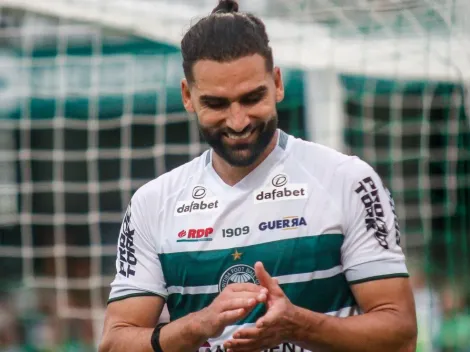 Coritiba encaminha acerto com centroavante argentino para brigar por posição com Gamalho