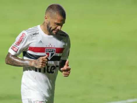 "É um fenômeno"; Após saída conturbada do São Paulo, Daniel Alves impressiona e é elogiado por técnico