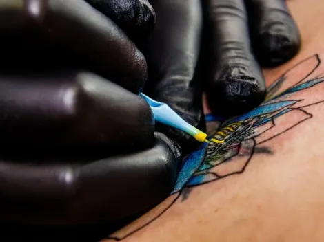 Jovem tem noite de bebedeira e decide fazer tatuagem em lugar inusitado: “sem arrependimentos”