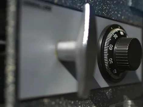 Rapaz vende cofre velho e novo dono acha mais de R$ 120 mil dentro dele