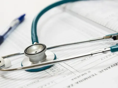 Médica é afastada após fazer comentários de pacientes no Twitter; posts viralizaram