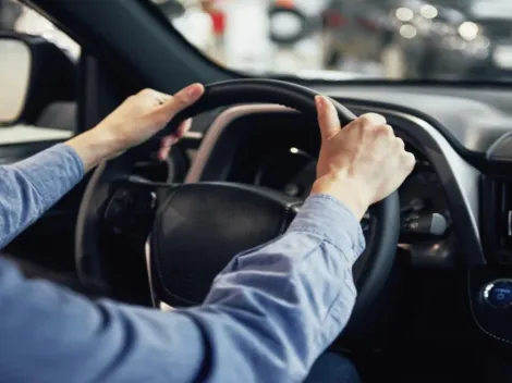 Homem recebe sexo oral enquanto dirige, bate o carro e quase perde o pênis