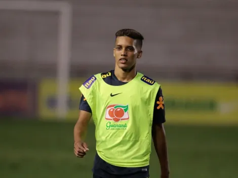 "Só faltou…”; Pedrinho viraliza em apresentação no Atlético e torcida do Corinthians zoa