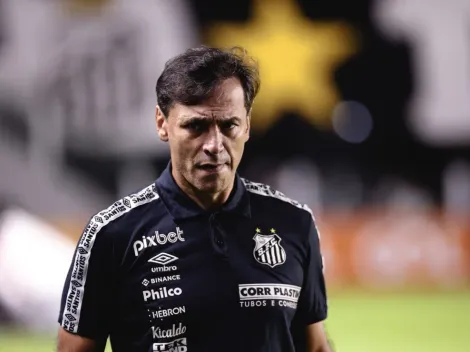 "Terrível ver esse time"; Criticado na web, Bustos tenta se apoiar em resultados históricos para se manter no Santos