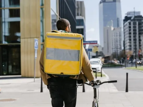 Jovem pede delivery e descobre que pedido foi parar na delegacia junto com motoboy