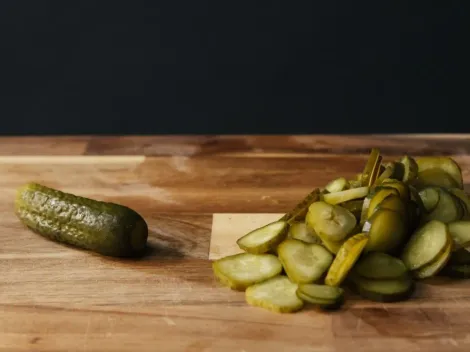 Picles retirado de hambúrguer se torna peça de arte no valor de R$ 30 mil