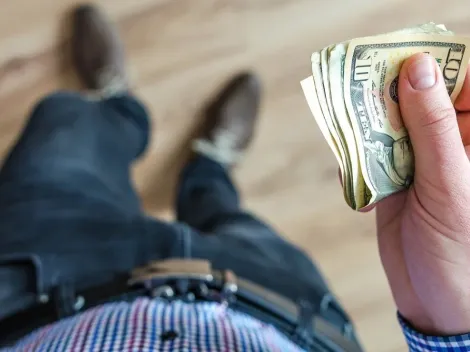 Garçonete ganha gorjeta de R$ 15 mil e é pega de surpresa quando bondoso pede dinheiro de volta