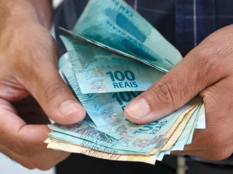 Homem ganha na loteria e recebe prêmio fantasiado para não ser reconhecido pela família