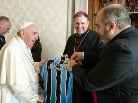 “Querem derrubar ele”; Papa Francisco recebe camisa do Grêmio e torcida do Inter não perdoa