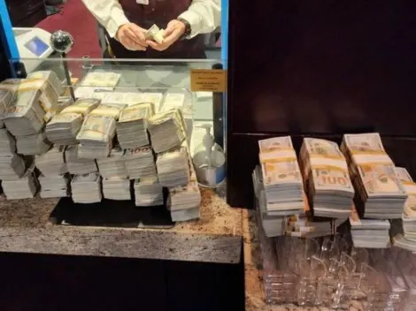 Poker High Stakes! Empresário entra em sessão de ‘cash-game’ esnobando com pacotes de dinheiro: “Está prestes a ir abaixo!”