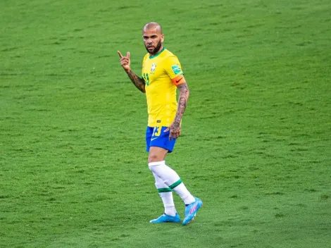 “Gritou e mancou”; Daniel Alves assusta com entrada em Raphinha em treino da Seleção