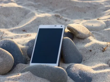 Mulher perde iPhone no mar e surpreende ao recuperar após mais de um ano