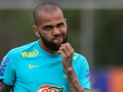 Daniel Alves não perde chance e rebate sobre ser "pandeirista" na Copa