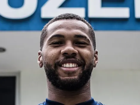 Wesley dá uma de 'modelo' e revela camisa nova do Cruzeiro
