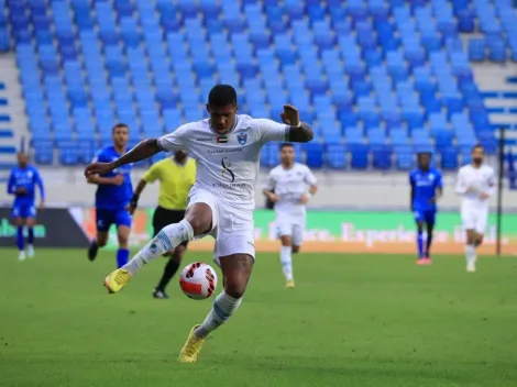 Ex-atacante do América-MG comemora gol decisivo nos Emirados Árabes