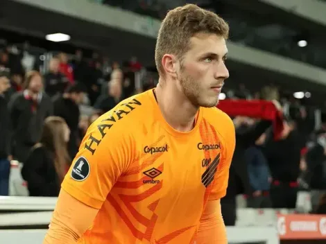 Goleiro do Athletico-PR faz pedido inusitado para torcida por causa de ‘cheiro forte’ durante partida importante