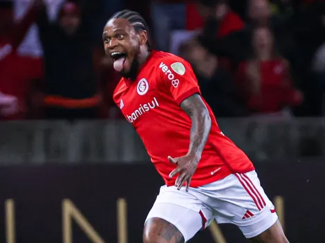 Torcedores do Internacional comemoram noite de Luiz Adriano e zoam rivais gremistas