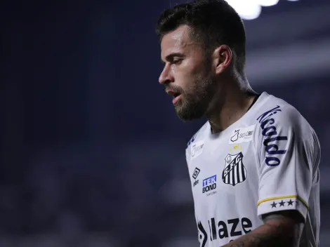 Torcida do Santos volta à Vila em tom de protesto e se revoltam com Lucas Lima