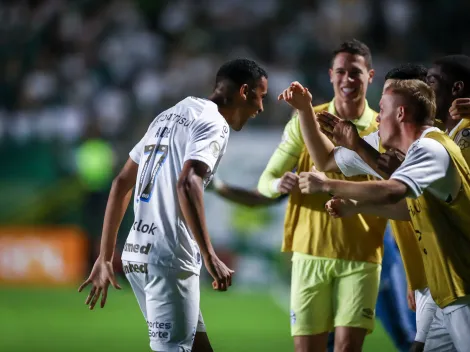 Na calada da noite, jogador 'queridinho' da torcida do Grêmio deixa a Arena
