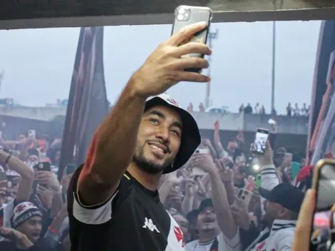 Jogador foi recebido com grande festa no aeroporto