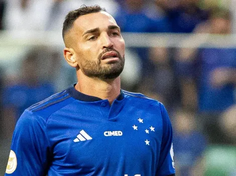 Após má atuação pelo Cruzeiro, Gilberto sai de campo de baixo de XINGOS feitos por colega