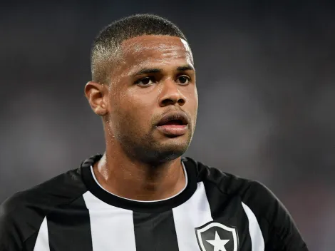 Júnior Santos ‘despista’ possível insatisfação no Botafogo e abre o jogo sobre disputa por posição
