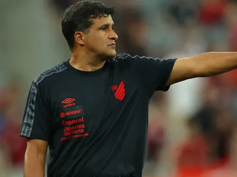 Wesley Carvalho tem "dor de cabeça boa" no Athletico e titular absoluto pode ficar no banco