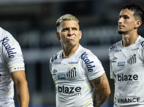 Torcedores Santistas acompanham treino na Vila Belmiro
