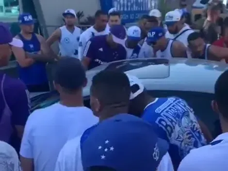 PROTESTO! Máfia Azul vai até a porta do CT para cobrar jogadores do Cruzeiro