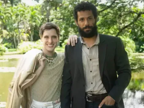 Terra e Paixão: Kelvin assume namoro com Ramiro para todos na cidade