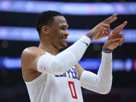 Westbrook inova e faz cesta de três pontos descalço pelos Clippers