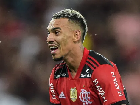 R$ 21,4 milhões para o Flamengo: Corinthians aumenta oferta por Matheuzinho e se acerta com zagueiro