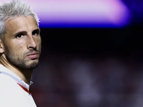 Torcida do São Paulo faz cobranças ao elenco e Calleri responde; Confira