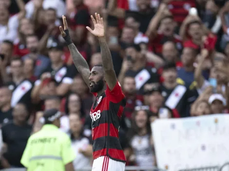 Torcida do Vasco canta para o Flamengo em São Januário