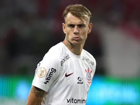 Róger Guedes assiste ao jogo do Corinthians contra o Racing-URU