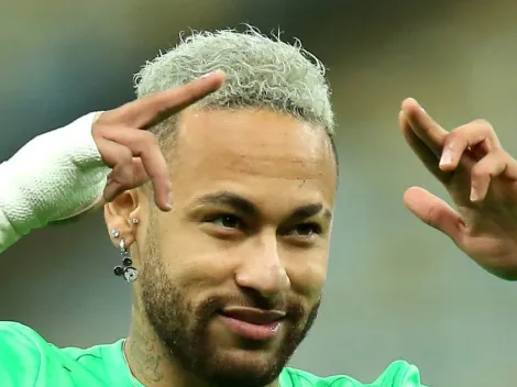 Neymar 'surge' camisa do Flamengo e Gabigol responde