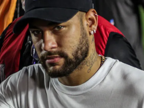 Neymar veste camisa do Flamengo e revolta torcida do Santos