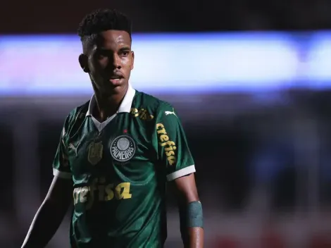 Torcida do Palmeiras critica substituição de Estêvão