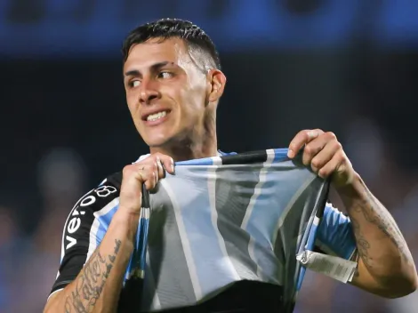 Renato desmente que Pavón jogou camisa do Grêmio no chão