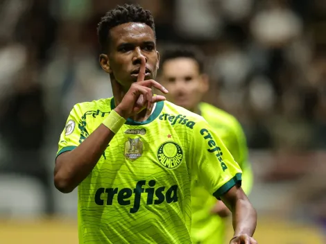 Estevão recebe cartão amarelo durante comemoração contra o Atlético-MG