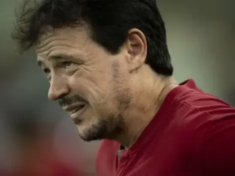 Torcida do Fluminense protesta na sede pedindo a demissão de Diniz