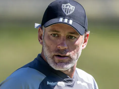 Diretores do Atlético Mineiro pressionam milito após mudança de posição de Scarpa