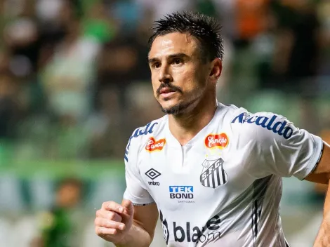 Santos faz gol no apagar das luzes e volta ao G-4 da Série B