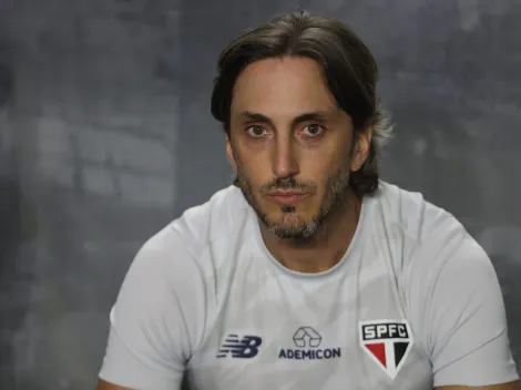 Zubeldía e Pablo brigam pela bola em Athletico x São Paulo 